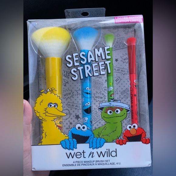 Brand new wet and wild Sesame Street makeup brushes - Picture 1 of 3